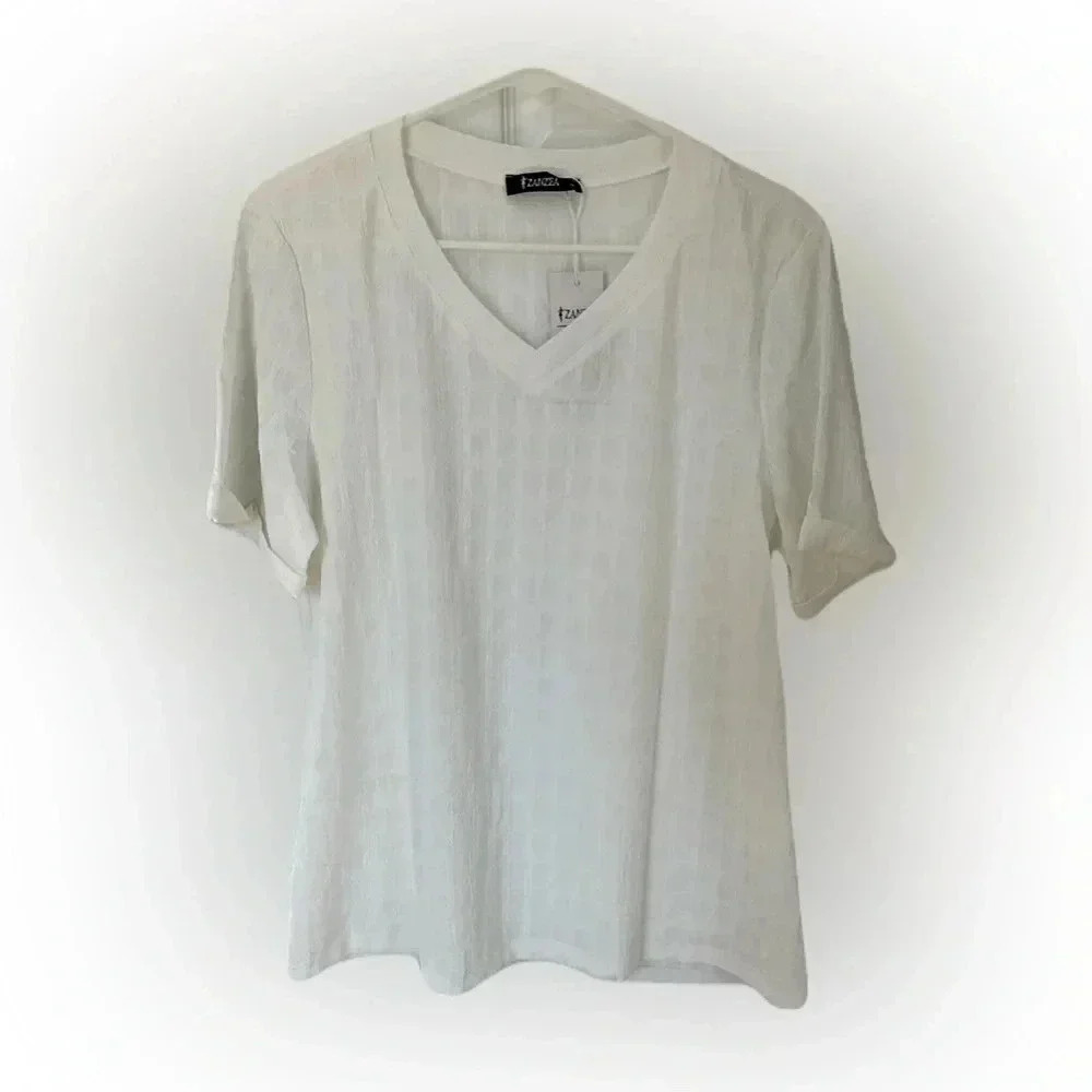 Nwt Women’s White Blouse With A Square Pattern Short Sleeve. Size M.